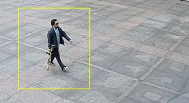 총격범 셰인 타무라(27)가 총기를 들고 건물로 들어가는 모습. CCTV 캡처