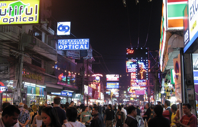 태국 파타야 워킹스트리트. 사진은 기사 내용과 무관함. 위키피디아