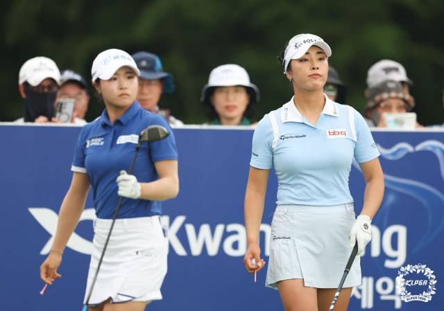 동반 라운드를 하고 있는 고지원(왼쪽)과 윤이나. 사진 제공=KLPGA