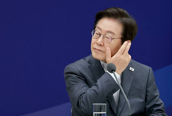 이재명 대통령이 8월1일 서울 용산 대통령실 청사에서 열린 전국 시도지사 간담회에서 생각에 잠겨 있다. ⓒ 연합뉴스