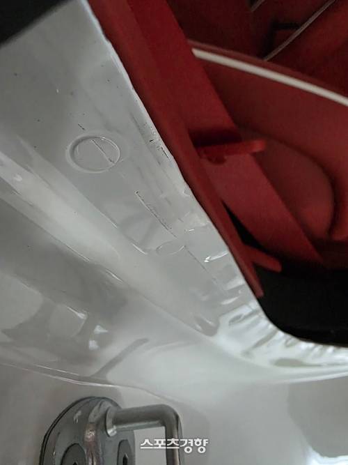 A씨에게 판매된 ‘24년식 페라리 로마 스파이더(Ferrari Roma Spider)’ 휀더 측면 내측 끝단. 몰딩을 벗겨 본 단면이다. 사진 | 피해자 측 제보