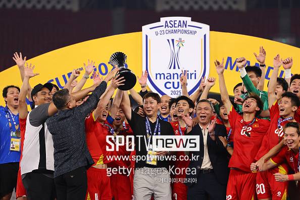 ▲ 중국 매체 '소후닷컴'은 8일(한국시간) "중국 대표팀의 11월 평가전 상대는 베트남이 유력하다. 이 선택은 의외는 아니지만, 약간의 무력감을 느끼게 한다. 최근 중국은 국제 대회에서 점점 더 나빠지고 있다. 이에 따라 평가전 상대를 고르는 데 조심스러워졌으며, 베트남을 선택한 것은 여전히 낮은 수준에서 맴돌고 있다는 증거다"라고 전했다.