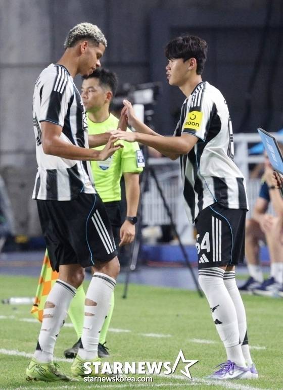 30일 오후 8시 수원월드컵경기장에서 열린 2025 쿠팡플레이 시리즈 1경기에서 박승수(오른쪽)가 교체 투입되고 있다. 박승수의 뉴캐슬 비공식 데뷔전. /사진=김진경 대기자