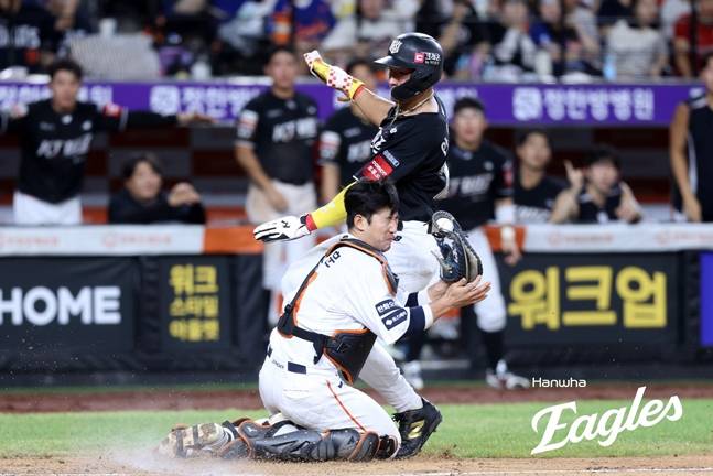 5일 KT전서 황재균과 부딪힌 최재훈. /사진=한화 이글스