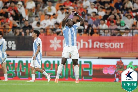 강원FC와 경기에서 골을 넣고 하트 세리머니하는 말컹(오른쪽). /사진=한국프로축구연맹 제공