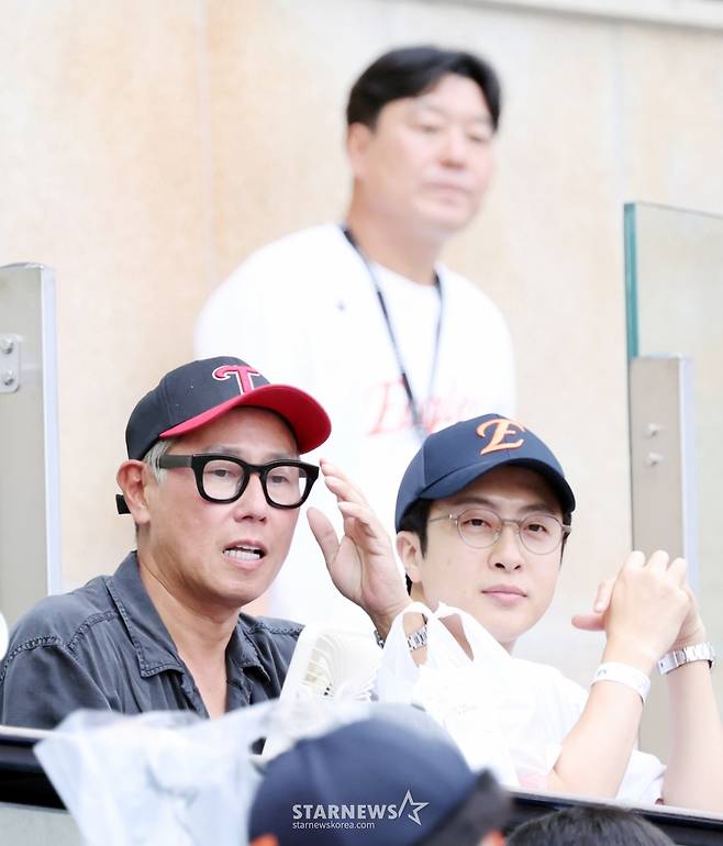 [한번에쓱]폭염에 마스크는 좀 그렇지? '강풀작가와 한화-LG 경기' 찾은 윤종신