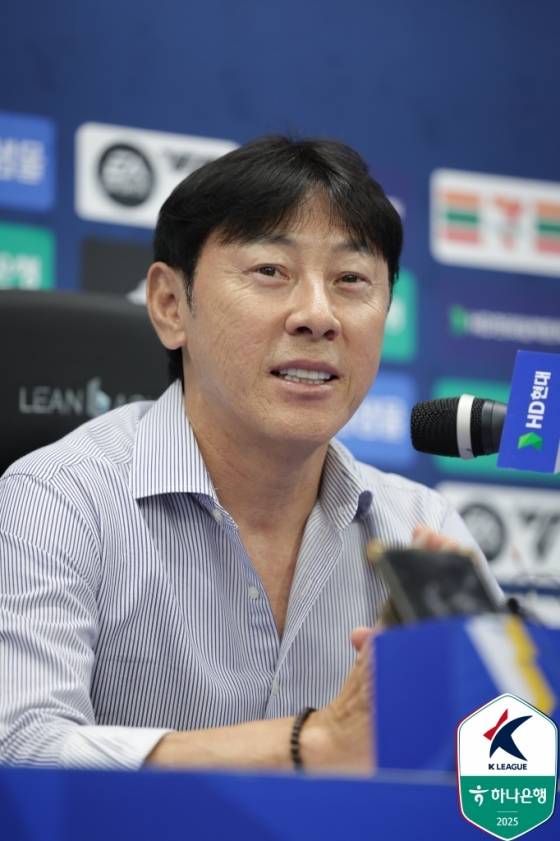 신태용 울산HD 신임 감독이 기자회견에서 발언하고 있다. /사진=한국프로축구연맹 제공