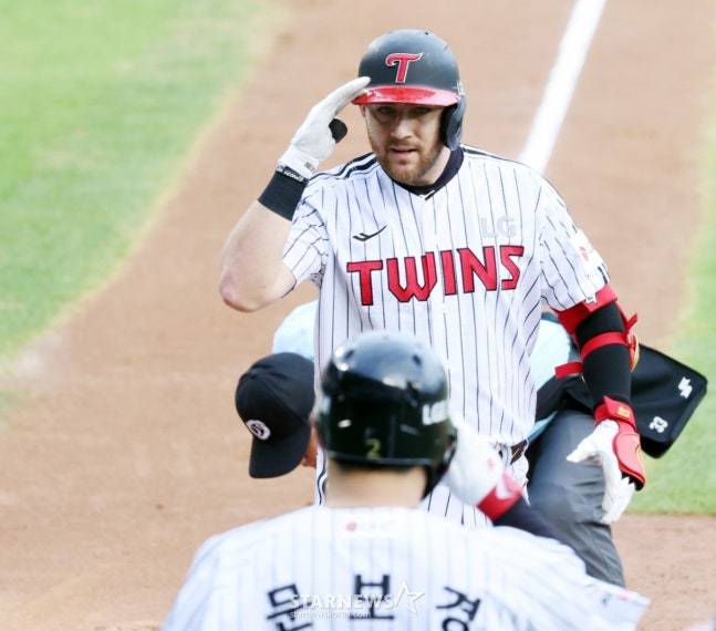 홈런을 친 뒤 세리머니를 하고 있는 오스틴. /사진=강영조 선임기자