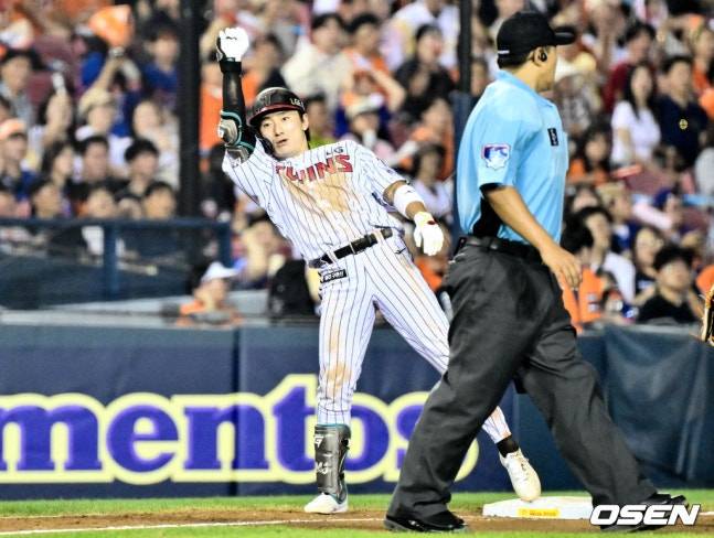 3루타를 만들어낸 신민재.