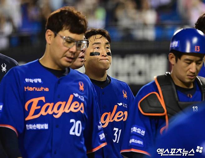 8일 오후 서울 송파구 잠실야구장에서 열린 '2025 신한 SOL Bank KBO리그' 한화 이글스와 LG 트윈스의 경기, LG가 연장 10회말 1사 만루에서 터진 천성호의 끝내기 안타에 힘입어 승리하며 1위를 수성했다.  한화 손아섭이 끝내기 패배에 아쉬워하고 있다. 엑스포츠뉴스 잠실, 박지영 기자