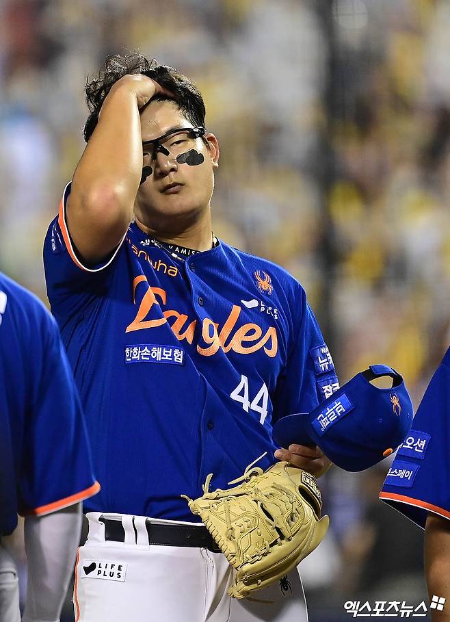 8일 오후 서울 송파구 잠실야구장에서 열린 '2025 신한 SOL Bank KBO리그' 한화 이글스와 LG 트윈스의 경기, LG가 연장 10회말 1사 만루에서 터진 천성호의 끝내기 안타에 힘입어 승리하며 1위를 수성했다.  한화 김서현이 끝내기 패배에 아쉬워하고 있다. 엑스포츠뉴스 잠실, 박지영 기자