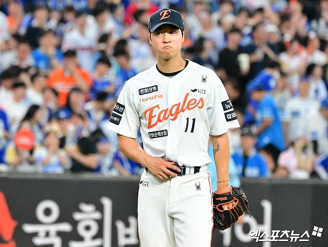 29일 오후 대전 한화생명 볼파크에서 열린 '2025 신한 SOL Bank KBO리그' 삼성 라이온즈와 한화 이글스의 경기, 3회초 수비를 마친 한화 엄상백이 더그아웃으로 향하고 있다. 엑스포츠뉴스DB