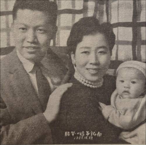 부모님 결혼 1주년 기념사진. 오른쪽 아기가 전인범 [본인 제공]
