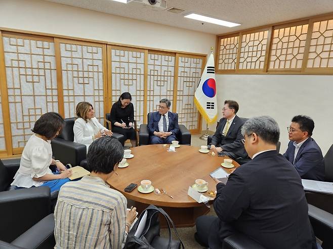 국가유산청과 면담하는 이크롬 사무총장  태극기 왼쪽은 허민 국가유산청장, 오른쪽은 임종덕 국립문화유산연구원장, 허 청장 왼쪽이 아루나 프란체스카 마리아 구즈랄 국제문화유산보존복구연구센터(ICCROM·이크롬) 사무총장 [국립문화유산연구원 제공. 재판매 및 DB 금지]
