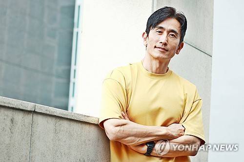 배우 겸 소설가 차인표 (서울=연합뉴스) 진연수 기자 = 배우 겸 소설가 차인표가 15일 오후 서울 강남구 TKC픽쳐스 사무실에서 진행된 연합뉴스와 인터뷰에 앞서 포즈를 취하고 있다. 2024.7.15 jin90@yna.co.kr