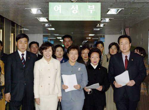 열린우리당 김희선 의원과 이미경의원등 관계자들이 2003년 12월 26일 여성부에 한나라당 이경재의원이 '성희롱 발언'을 했다며 '남녀차별행위(성희롱)에 대한 시정신청서'를 제출 하기의해 청사를 들어오고 있는 모습. [연합뉴스 자료사진. 재판매 및 DB 금지]
