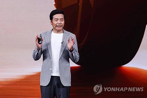 지난 6월 중국 베이징에서 열린 샤오미의 전기차 신차 모델 공개 행사에서 발언하는 레이쥔 최고경영자(CEO) [EPA 연합뉴스 자료사진]