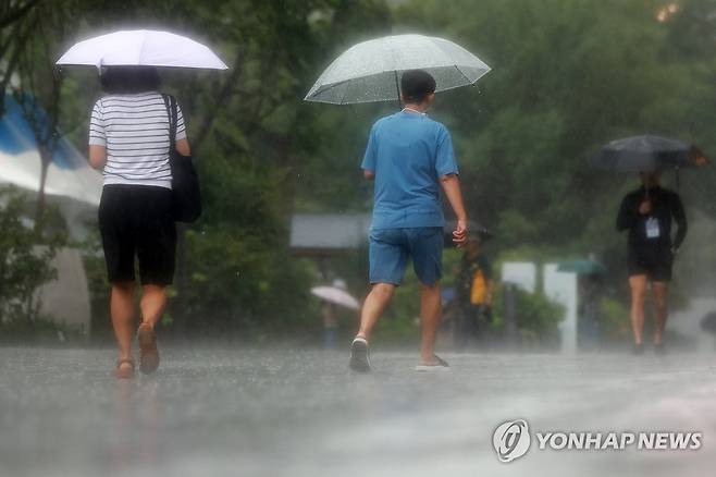푹우에 우산 쓴 시민 (서울=연합뉴스) 신현우 기자 = 6일 서울 광화문광장에서 우산을 쓴 시민들이 이동하고 있다. 2025.8.6 nowwego@yna.co.kr