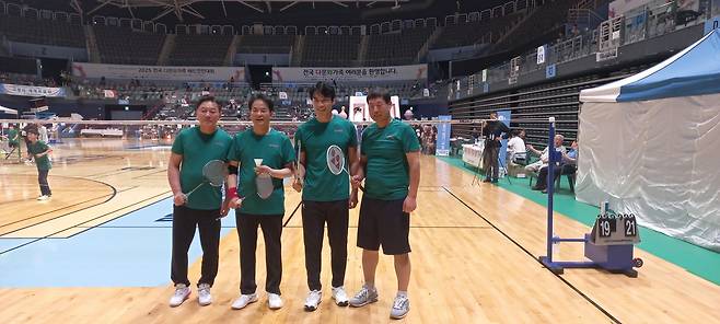 번외 경기 치른 황대일 연합뉴스 사장 등 주요 관계자들 (고양=연합뉴스) 박현수 기자 = '2025 전국 다문화가족 배드민턴대회'에 앞서 대회 관계자와 주요 참석자들이 번외 경기를 치른 후 기념사진을 찍고 있다. 오른쪽부터 황대일 연합뉴스 사장, 한준호 더불어민주당 국회의원(고양시을), 이동환 고양특례시장, 황병만 고양특례시배드민턴협회장  2025. 08. 09. phyeonsoo@yna.co.kr