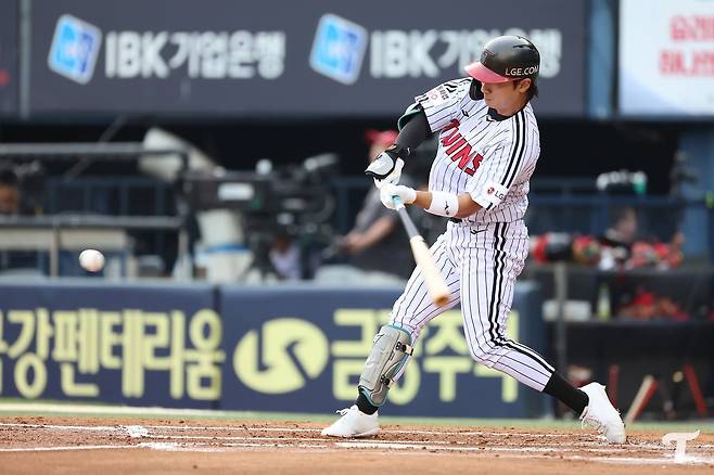 LG 신민재의 9일 경기 모습.  [LG 트윈스 제공. 재판매 및 DB 금지]