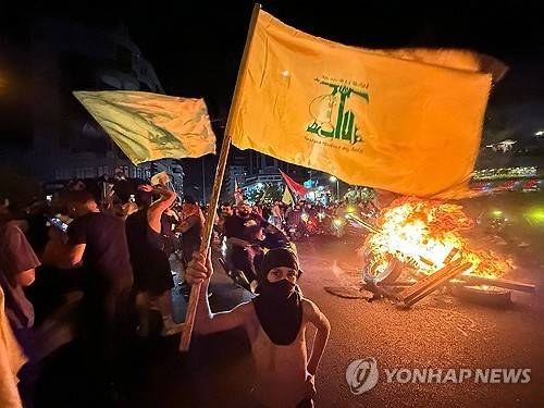 8일 베이루트 남부에서 헤즈볼라 무장해제 결정 규탄하는 시위대 [AFP 연합뉴스 자료사진. 재판매 및 DB 금지]