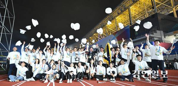 지난해 10월 17일 오후 경남 김해종합운동장에서 열린 ‘제105회 전국체육대회’ 폐막식에서 종합 1위를 차지해 종합우승 3연패를 달성한 경기도 선수단이 모자를 던지며 환호하고 있다. /경인일보DB