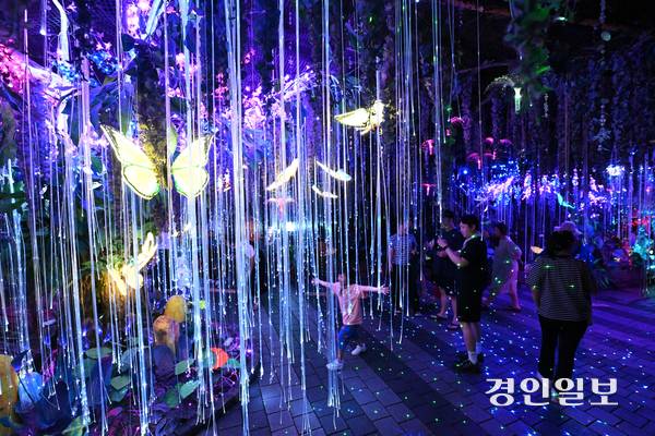 무더위가 이어진 10일 오전 광명시 가학동에 위치한 광명동굴을 찾은 관광객들이 아름답게 꾸며진 시원한 동굴 속에서 더위를 피하고 있다. 2025.8.10 /최은성기자 ces7198@kyeongin.com