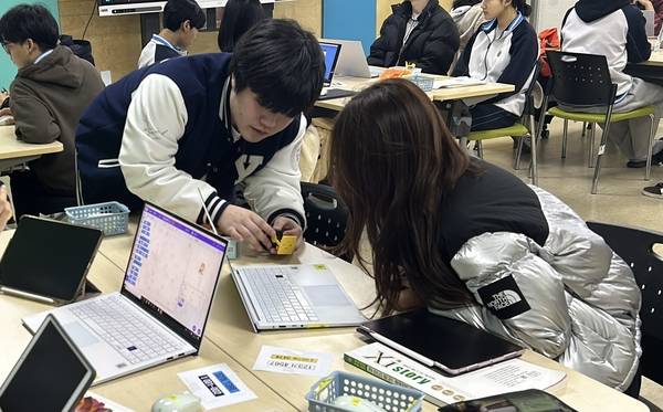 지난해 11월 연세대 학생들이 김포제일고를 찾아 고교생 70명을 대상으로 AI·SW 교육 프로그램을 진행했다. /김포시 제공