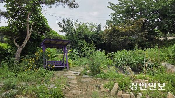 국자와 주걱 뒤뜰에 산책길과 그네의자가 마련돼 있어 사색하기 좋다. 2025.8.1 /김희연기자 khy@kyeongin.com