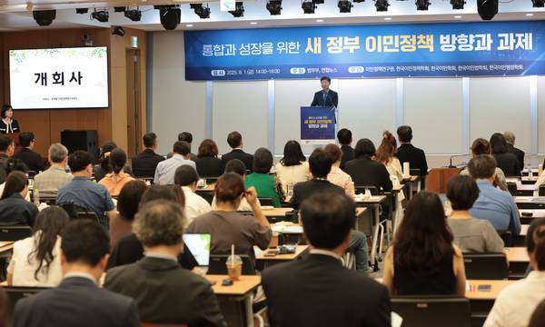 우병렬 이민정책연구원장이 지난 1일 서울 종로구 연합뉴스 연우홀에서 열린 ‘통합과 성장을 위한 새 정부 이민정책 방향과 과제’ 포럼에서 개회사를 하고 있다. 2025.8.1 /연합뉴스