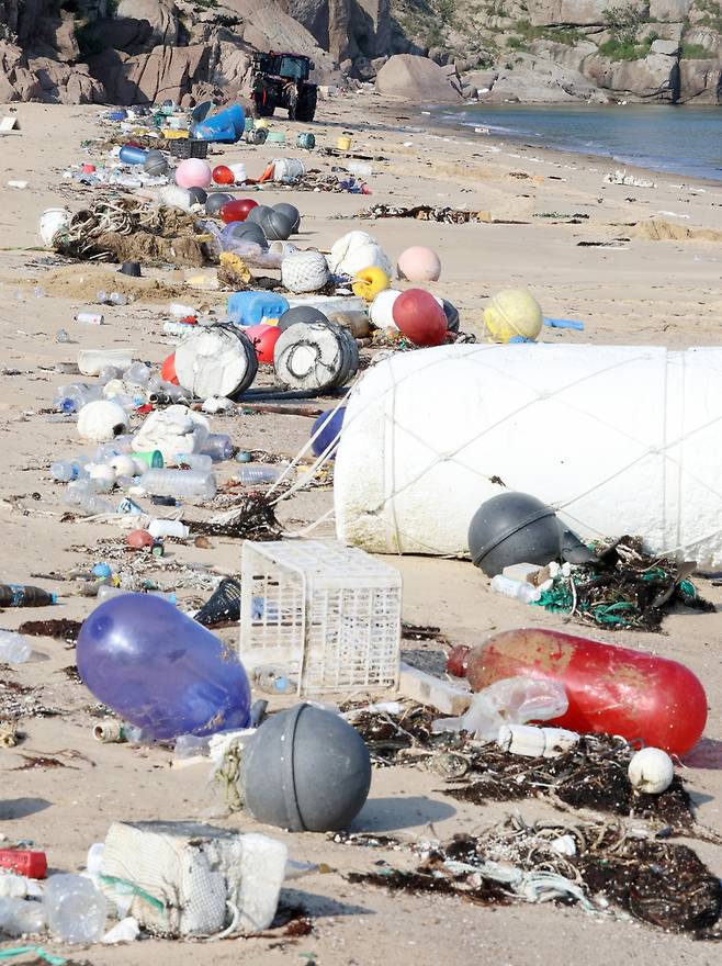 ▲ 인천 옹진군 굴업도 목기미 해변. 중국에서 사용하는 빨간색, 파란색 부표부터 스티로폼, 녹슨 냉장고, 폐그물, 플라스틱 물병, 라면 봉지 등이 해안가를 따라 흩어져 있다. /이재민 기자 leejm@incheonilbo.com