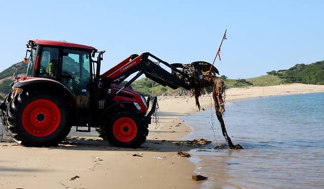 ▲ 인천 옹진군 굴업도에서 트랙터로 해양쓰레기를 수거 하고 있다. /이재민 기자 leejm@incheonilbo.com