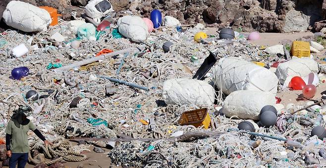 ▲ 인천 옹진군 굴업도 목기미 해변. 중국에서 사용하는 빨간색, 파란색 부표부터 스티로폼, 녹슨 냉장고, 폐그물, 플라스틱 물병, 라면 봉지 등이 해안가를 따라 흩어져 있다. /이재민 기자 leejm@incheonilbo.com