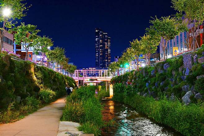 ▲ 부천 심곡천을 찾은 시민들이 다양한 야간조명이 설치된 수로에서 산책을 하고 있다.