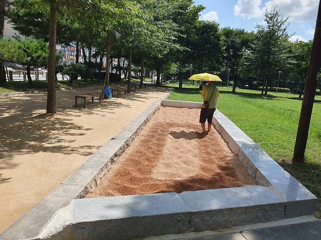 양주시가 설치한 맨발길 모습.