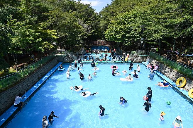 10일 휴일을 맞아 대전 동구 상소동 산림욕장 내 마련된 계곡 수영장을 찾은 시민들이 물놀이를 하며 즐거운 시간을 보내고 있다. 김주형 기자 kjh2667_@cctoday.co.kr