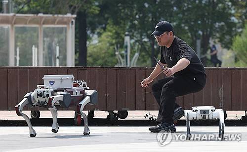 폴리봇과 대치하는 용의자 * 지난 5월28일 대구경찰청 폴리봇 시연