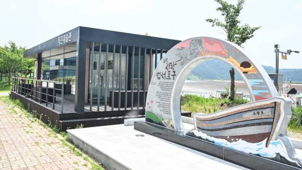 법성포구에 자리한 작은미술관. 바닷바람이 부는 풍경 속에서 미술관을 만난다는 건 낯선 경험이다. /최현배 기자