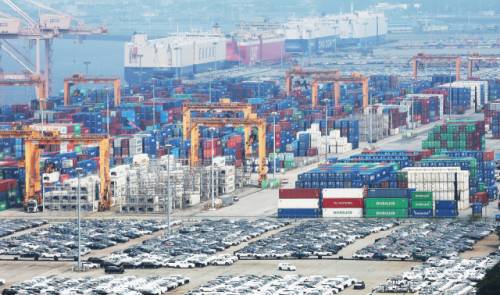 반도체 등의 수출 호조, 배당 수입 증가에 힘입어 지난 6월 우리나라 경상수지 흑자가 역대 가장 많은 약 143억달러를 기록했다. 다만 철강·자동차 등의 수출은 작년 같은 기간보다 뒷걸음치는 등 점차 미국 관세 정책의 영향도 나타났다. 한국은행이 7일 발표한 국제수지 잠정 통계에 따르면 6월 경상수지는 142억7천만달러 흑자로 집계됐다. 사진은 7일 경기도 평택항에 컨테이너가 쌓여 있는 모습. 연합뉴스