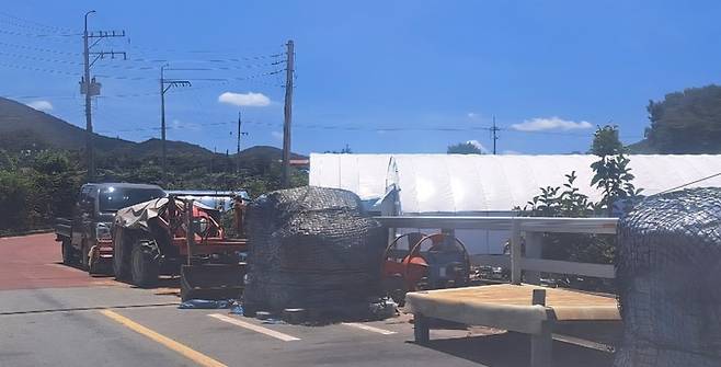 울주군의 한 마을의 교량 위에 쌓인 각종 농기구와 차량들의 모습.