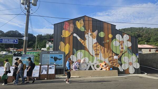 축제가 열린 용초항 입구에서 '고양이 섬'을 상징하는 벽화가 방문객을 맞고 있다. /정봉화 기자