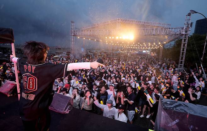‘2025 SUMMER 워터 퐝 FESTIVAL‘ 이틀 째인 지난 9일 비가 내리는 와중에도 축제 참가자들이 DJ 포이 & 로키와 함께 신나는 디제잉 파티를 즐기고 있다. /이용선기자 photokid@kbmaeil.com