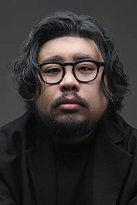 강백수 세상을 깊이 있게 바라보는 싱어송라이터이자 시인. 원고지와 오선지를 넘나들며 우리 시대를 탐구 중이다.