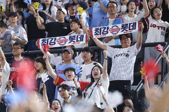 부산 사직야구장을 가득 메운 팬들이 응원하는 모습. 롯데 자이언츠 제공