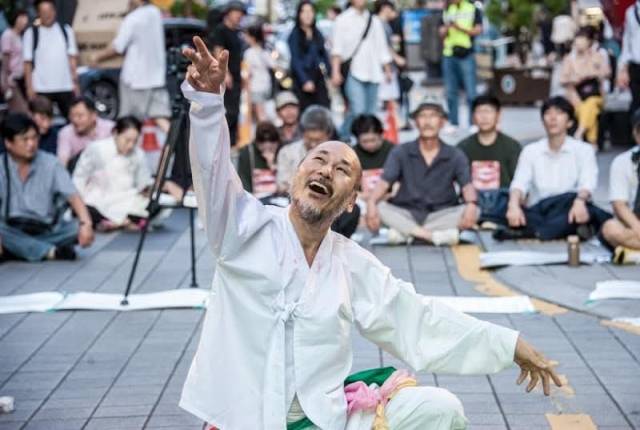 2023년 8월 부산 서면에서 열린 남북협력기원예술제에서 거리춤을 선보이는 고 박현덕 씨. 유족 제공
