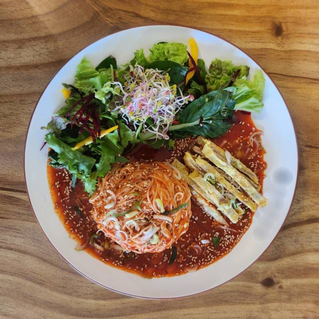 부산 동구 B 국숫집의 비빔국수 사진. B 국숫집 홈페이지 캡쳐