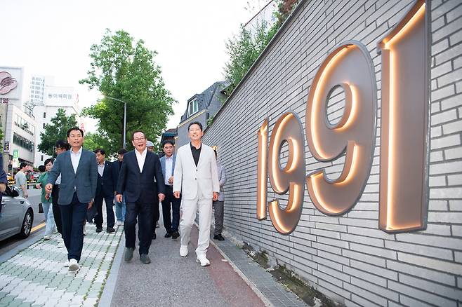 김장호(오른쪽) 구미시장과 권원강(가운데) 교촌에프앤비 회장, 박교상(왼쪽) 구미시의회 의장이 교촌 1991 문화거리를 둘러보고 있다. <구미시 제공>