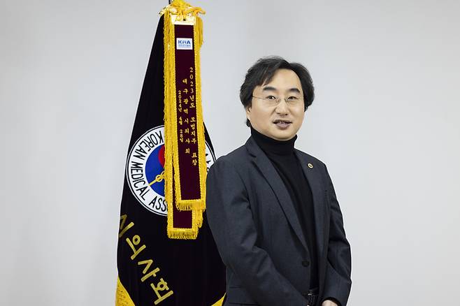 민복기 올포스킨피부과의원 대표원장(대구시의사회장)이 수해 복구 현장에서 증가하는 피부질환의 위험성과 예방 수칙에 대해 강조했다.<시의사회 제공>