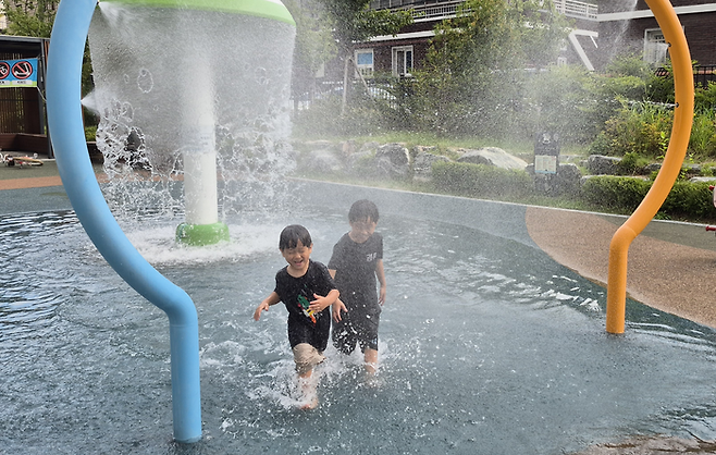 8일 오후 대구 수성구 황금동 B아파트 단지 내 물놀이장에서 아이들이 쏟아지는 물줄기 사이를 신나게 뛰어놀고 있다. 조윤화 기자
