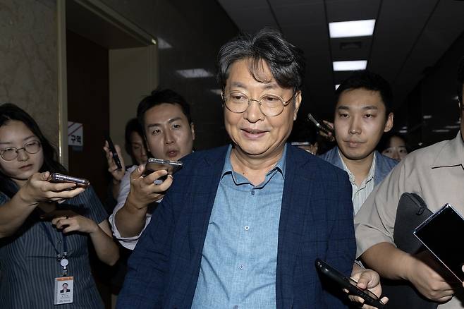 5일 국회 본회의에서 투표를 마치고 급히 본회의장을 빠져나가는 이춘석 의원. (출처 : 뉴스1)